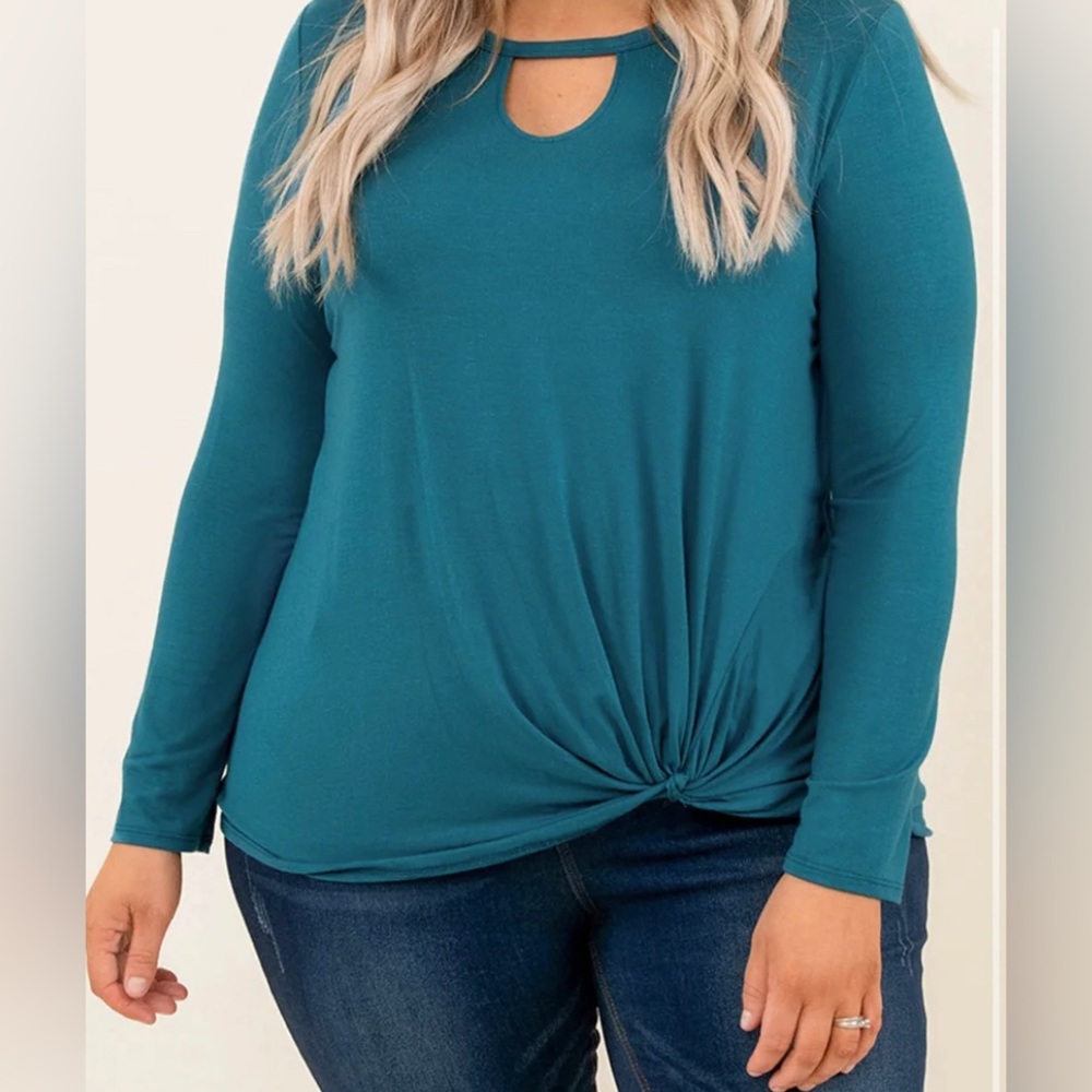 PRICE REDUCED. Women’s plus size. Teal color - keyhole & gathering at waistline